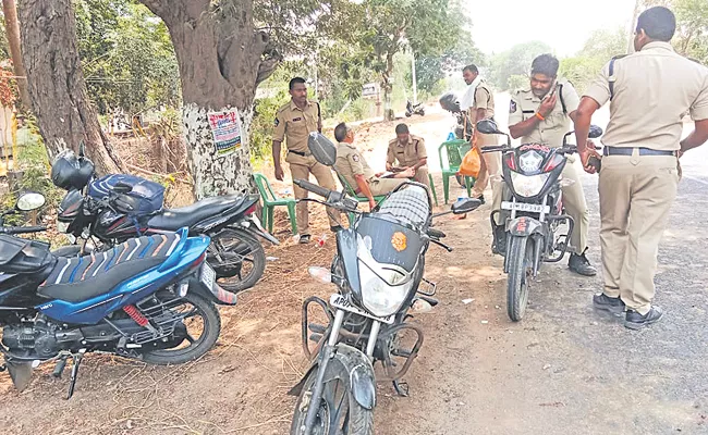 Clashes between groups in Vemuru TDP - Sakshi