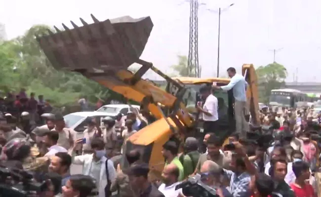 Demolition Drive In Delhi Shaheen Bagh Locals Protest - Sakshi