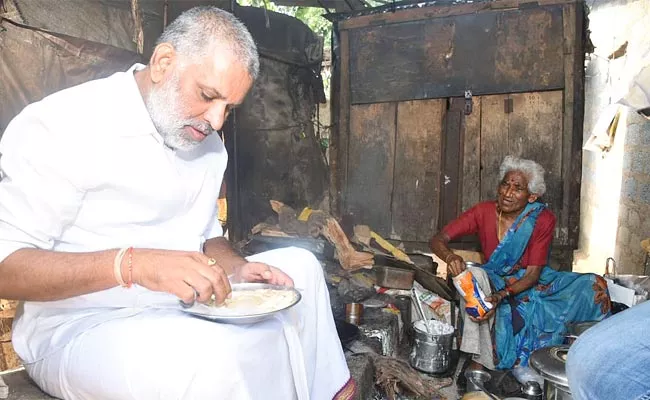 MLA Chevireddy Bhaskar Reddy Eat Tiffin At Road Side Old Women Hotel - Sakshi