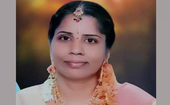 Wife Died While Trying To Save Her Husband In Anantapur - Sakshi