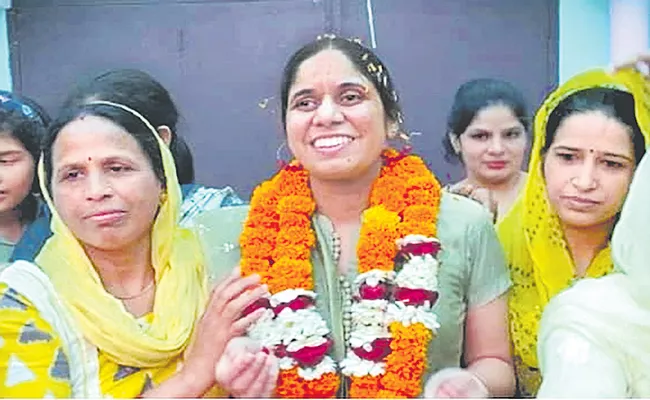 Ayushi: Blind teacher from Delhi cracks UPSC Civil Services 2021 - Sakshi