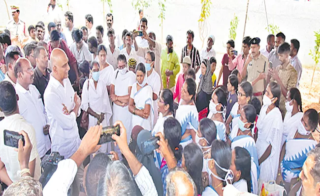 Telangana Minister Harish Rao Slams Congress And BJP - Sakshi