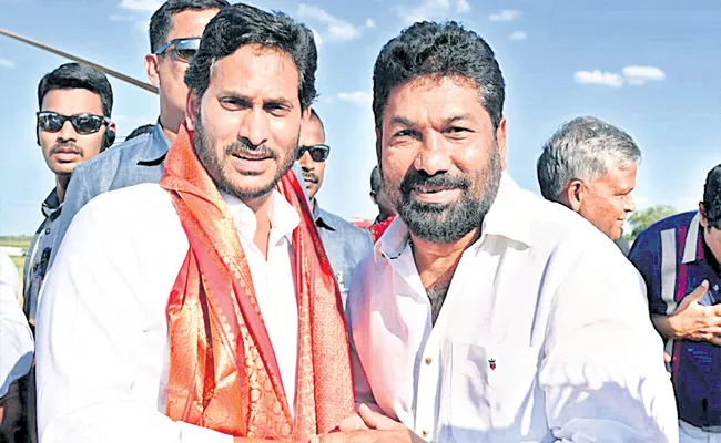 Kotamreddy Giridharreddy Met CM YS Jagan in Nellore - Sakshi