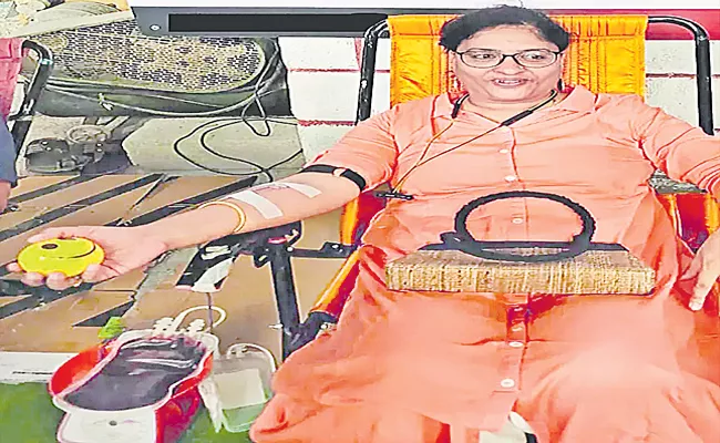 World Blood Donor Day: Asha Suryanarayan a golden donor of blood - Sakshi