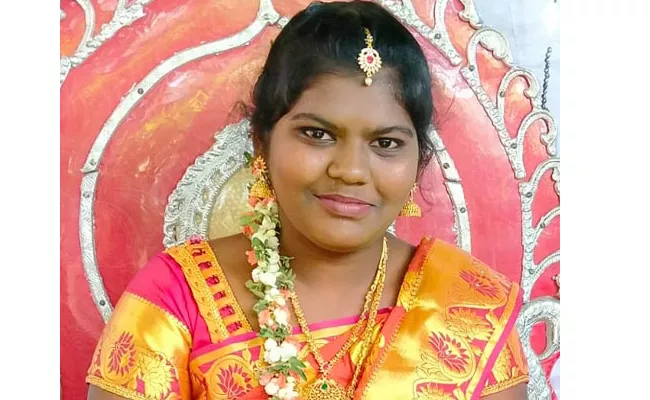 Newly Married Woman Commits Suicide in Thotlavalluru - Sakshi