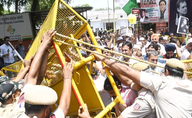 Delhi Police Enters AICC Office Congress Calls For Rajbhavan Protests - Sakshi