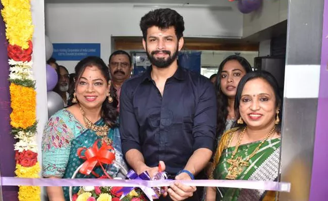 Bigg Boss Fame Varun Starts Maha Women Salon In Chennai - Sakshi