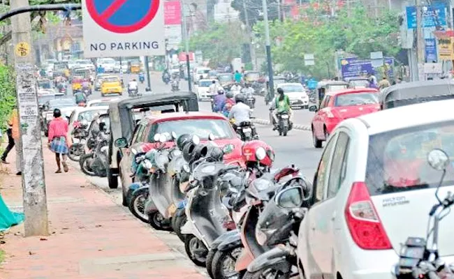 Sending Pics Of Wrongly Parked Vehicles May Get You A Reward Says Nitin Gadkari - Sakshi