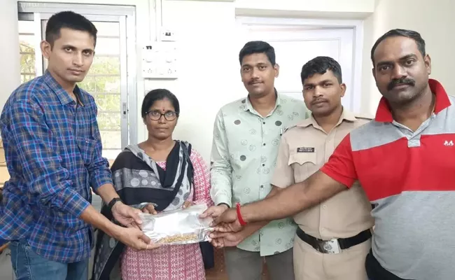 Mumbai Police Recovers Gold Jewellery From Rats Viral - Sakshi