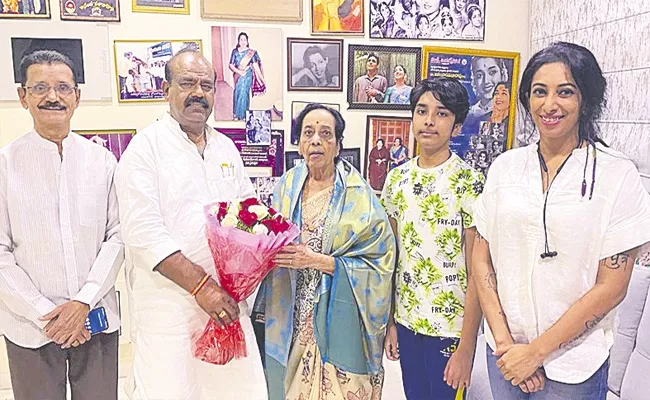 Gundamma Katha Actress Jamuna Gets Honour By MLC Madhusudanachari - Sakshi