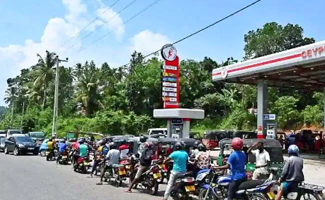 Srilanka Economic Crisis: Man Dance attracts internet at petrol queue - Sakshi