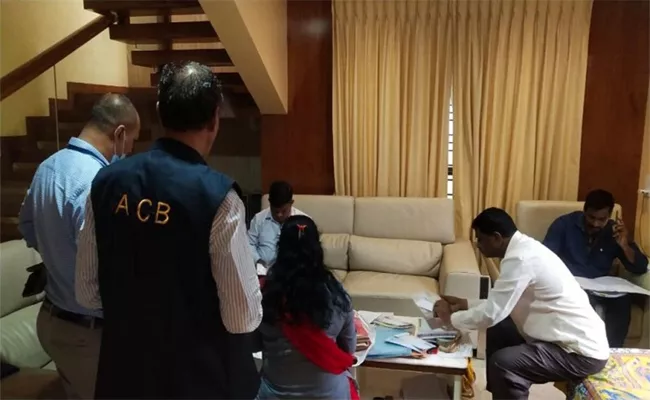 Karnataka Anti Corruption Bureau Raids 21 Govt Officials - Sakshi