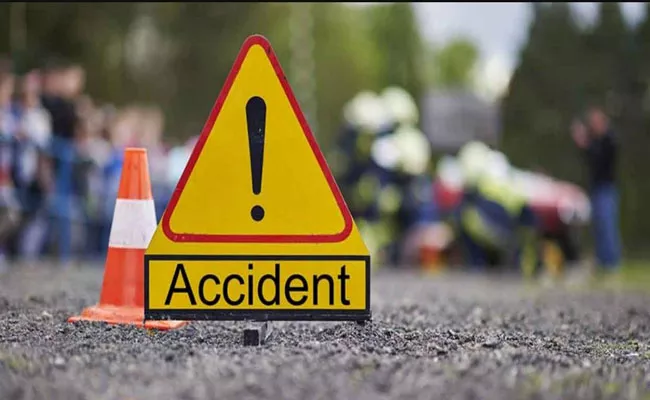 Road Accident Car Hit Bridge 2 Died In Nandyal District - Sakshi