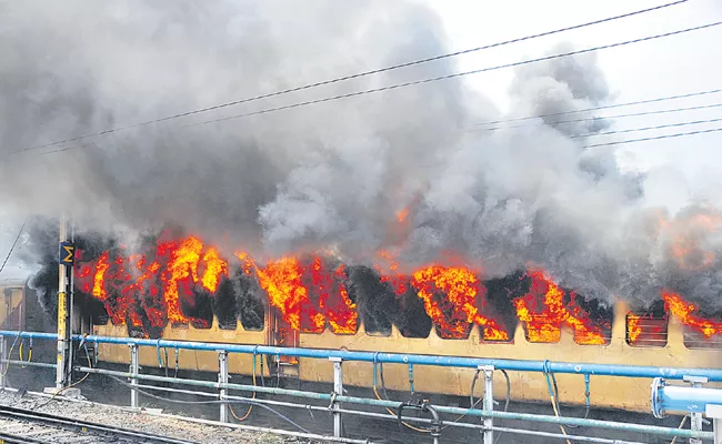 Protests At Secunderabad Railway Station For Agnipath Scheme - Sakshi