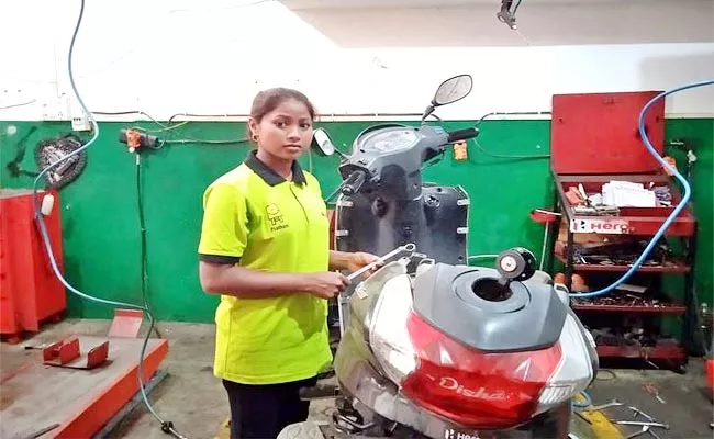 Indravati Madhya Pradesh Girl Love Motorbikes Made Her Popular Mechanic - Sakshi