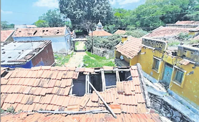 Karnataka: Residents Vacate Village Having No Facilities - Sakshi