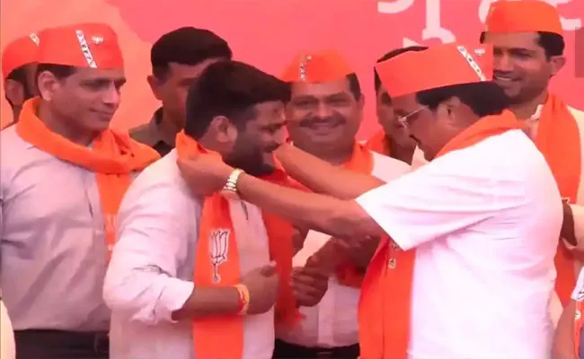 Hardik Patel joins BJP After Quitting Congress Months Ahead of Gujarat Polls - Sakshi