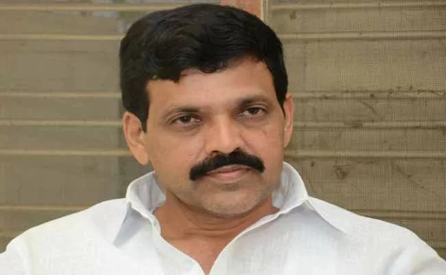 Varadapuram Suri Land Grabbing With Forged Documents in Anantapur - Sakshi