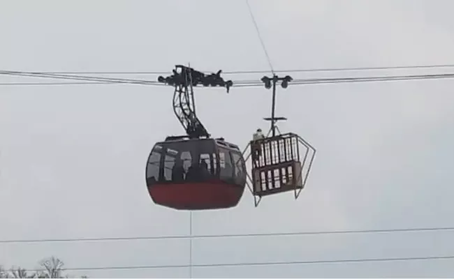 Cable Car Stuck Mid Air In Himachal Pradesh Tourists Stranded - Sakshi