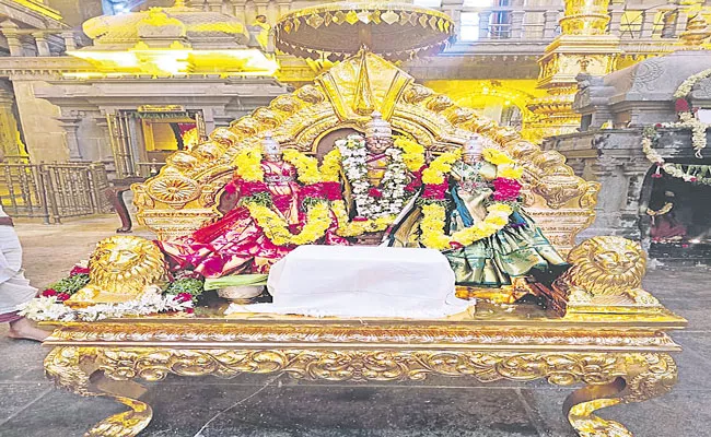 New York Devotees Donate Gold Throne For Yadagiri Narasimha - Sakshi