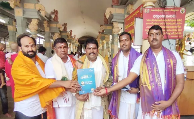 Tees Maar Khan Producer Nagam Tirupathi Reddy Visit Tirumala Temple - Sakshi