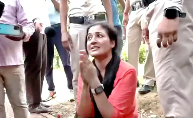 Police Trying To break My Neck: Congress Alka Lamba During Protest in Delhi - Sakshi