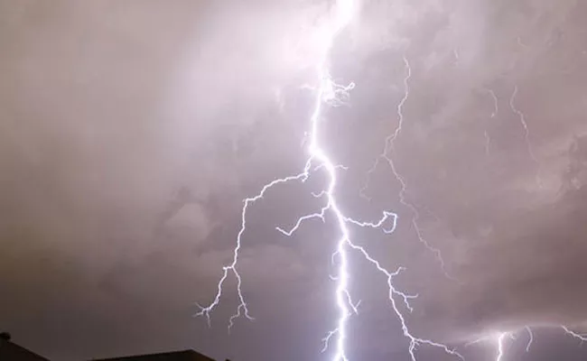 Lightning Strike Kills 4 Workers In Telangana - Sakshi