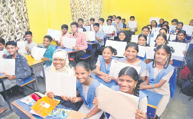 Huge Students Admissions in Telangana public schools - Sakshi