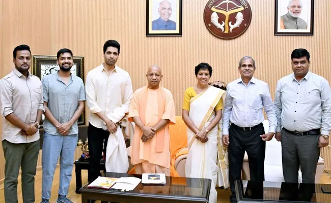 UP CM Yogi Adityanath Meets And Blesses Team Major - Sakshi