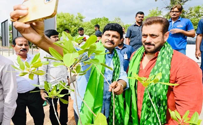 Salman Khan Plant Saplings In Green India Challenge At Ramoji Film City - Sakshi