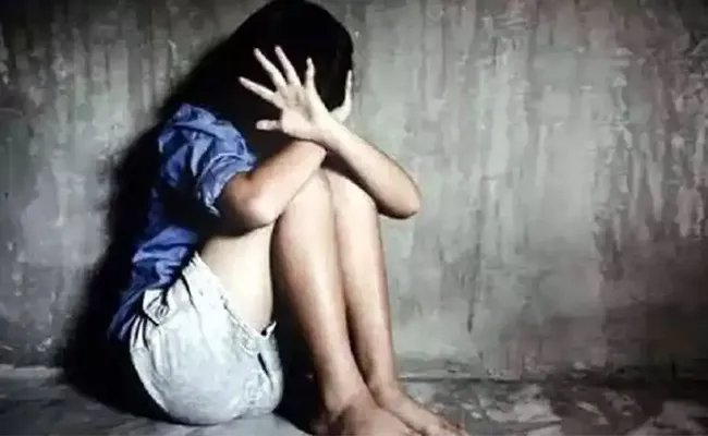 Hyderabad: Two Youngsters Molested 17 Years Girl At Chatrinaka - Sakshi