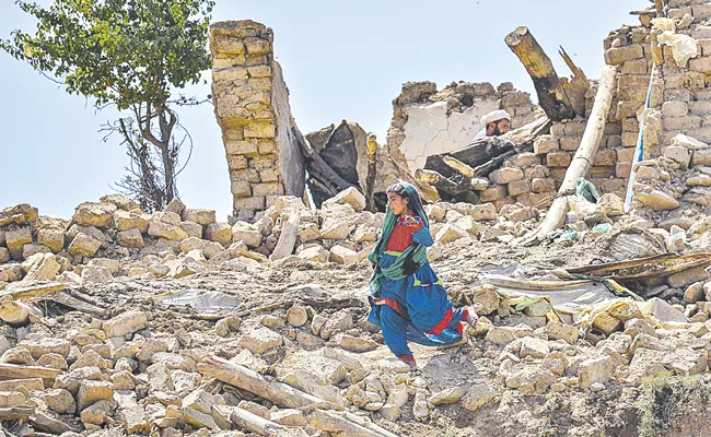 Afghan earthquake: Survivors dig by hand after Afghanistan quake killing - Sakshi