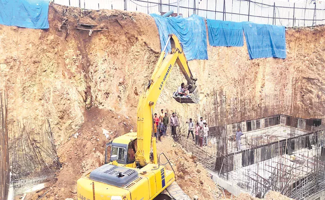 Two Workers Killed In Wall Collapse In Manikonda - Sakshi