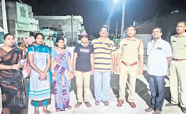 Srikakulam: Police Caught School Boy Who Left House Over Mobile Usage - Sakshi