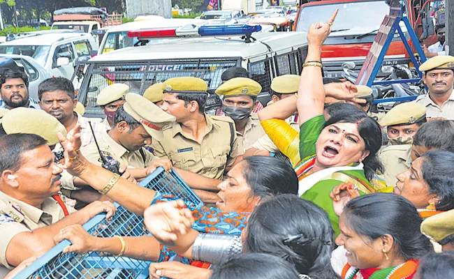 Mahila Congress to Bus bhavan protesting against RTC Charges hike - Sakshi