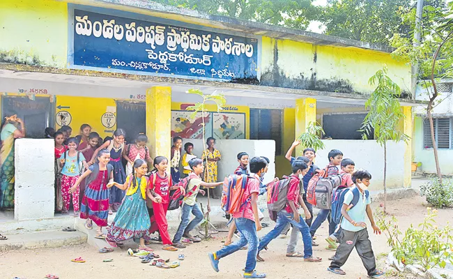 Huge Students admissions In Telangana Government schools - Sakshi