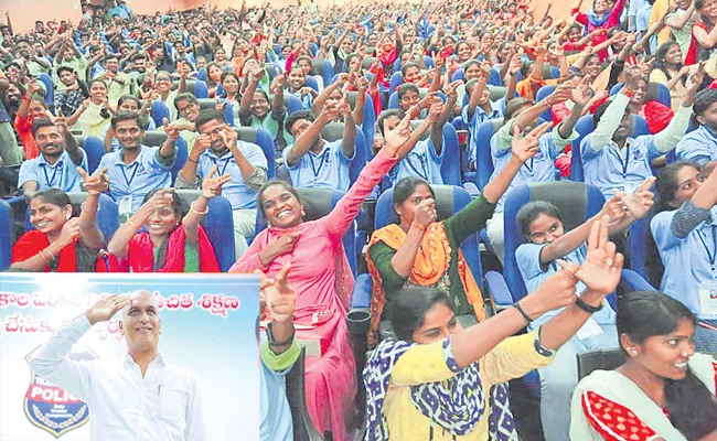 Telangana: Harish Rao Distribute Study Material For Free To Constable Training Candidates - Sakshi