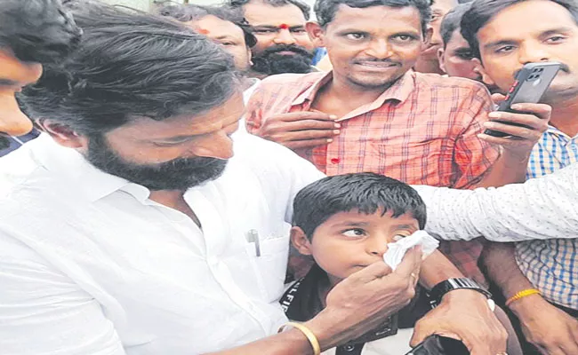 Telangana: Minister Srinivas Goud Adopted Child Who Selling Cool Drinks - Sakshi