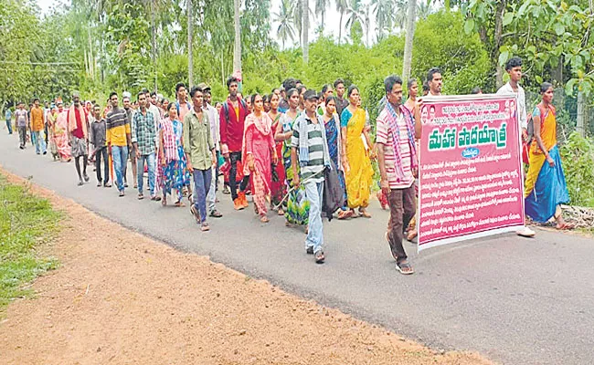 Police Stop Farmers Chalo Pragathi Bhavan Padayatra Over Podu Lands In Bhadradri Kothagudem - Sakshi