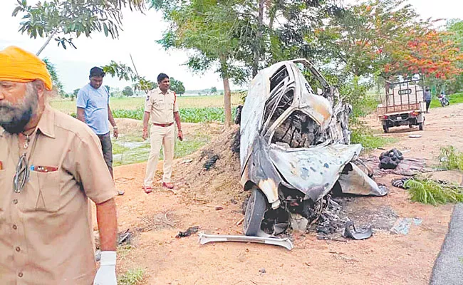 Road Accident: Car Hits Lorry Two People Died In Nizamabad - Sakshi