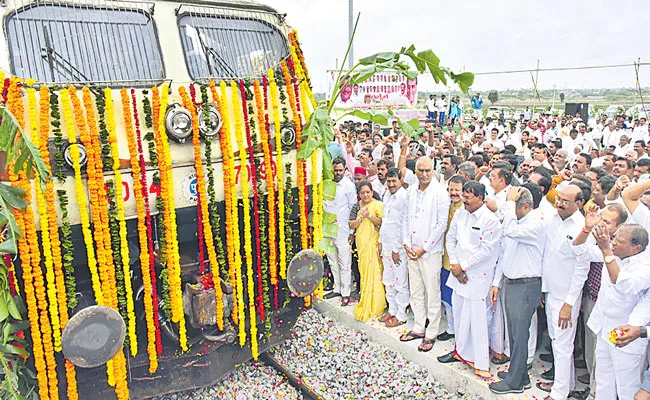 Minister Harishrao Niranjan Reddy Inaugurated Fertilizer Rake Point At Gajwel - Sakshi