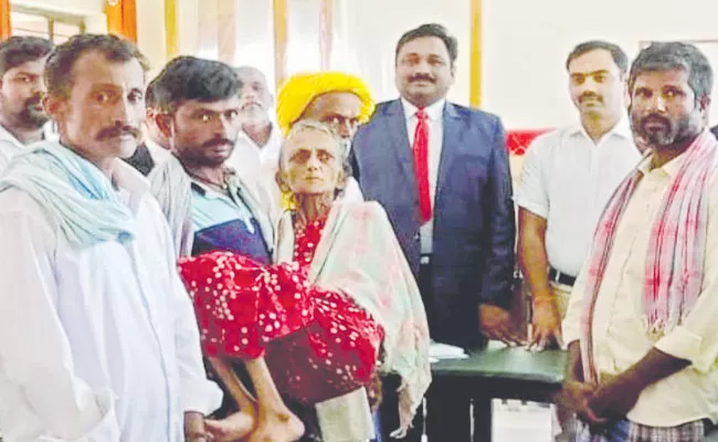 Karnataka: Couple Reunites at Lok Adalat After 52 Years of Separation - Sakshi