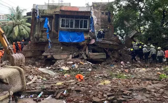 Fourth Floor Building Collapse At Mumbai Kurla - Sakshi