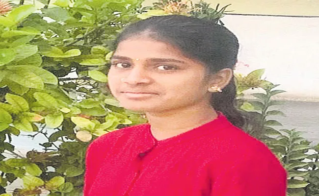 Telangana Intermediate District Topper Rajeshwari Died In Road Accident In Gadwal - Sakshi