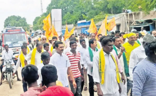 Tdp Karyakarthas Blocking Ambulance Road Over Party Meeting Anantapur - Sakshi