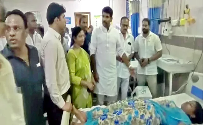 Minister Mutyala Naidu, MP Satyavathi Consolation Atchutapuram Gas Leak Victims - Sakshi