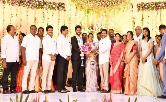 CM YS Jagan Couple Blessings to Bride and Groom - Sakshi