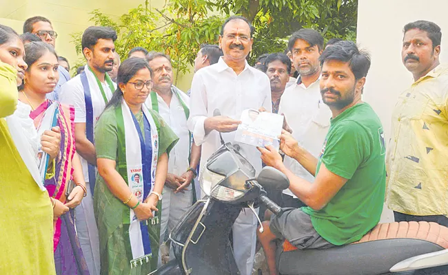 Gadapa gadapaki Mana Prabhutvam YSRCP Leaders - Sakshi