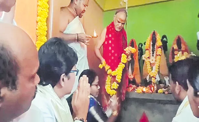 Sri Sarada Peetham Swaroopanandendra Saraswati With tribals - Sakshi