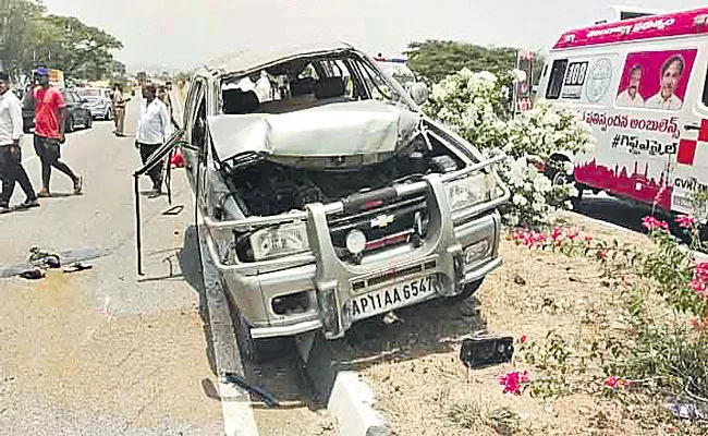 Seven Killed In Road Accidents Warangal Suryapet Districts - Sakshi